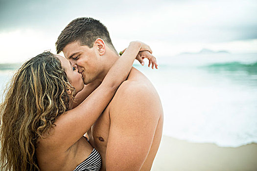 年轻,情侣,吻,伊帕内玛海滩,里约热内卢,巴西