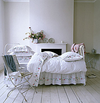 卧室,涂绘,木地板,锻铁,床,花,亚麻布,壁炉,金属,折叠椅
