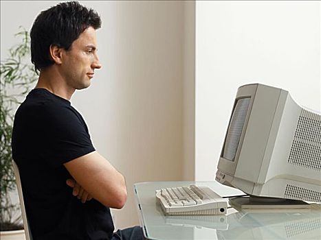 男人,看电脑,显示屏