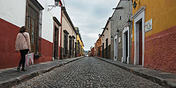 行人,走,旁侧,鹅卵石,街道,彩色,建筑,圣米格尔,瓜纳华托,墨西哥