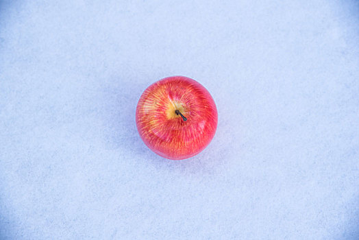 雪地中的苹果