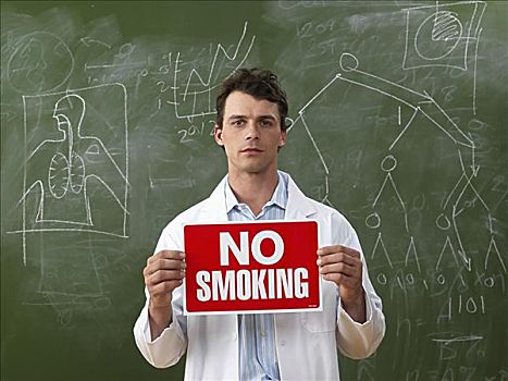 科学家,拿着,禁止吸烟标志