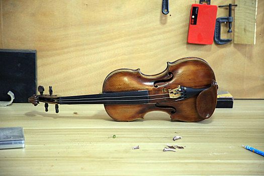 山沟里的农村小伙苦练20年,成为知名小提琴修理师