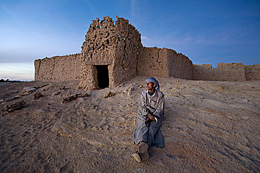 泥砖,建筑,男青年,坐,锡瓦绿洲,埃及,非洲