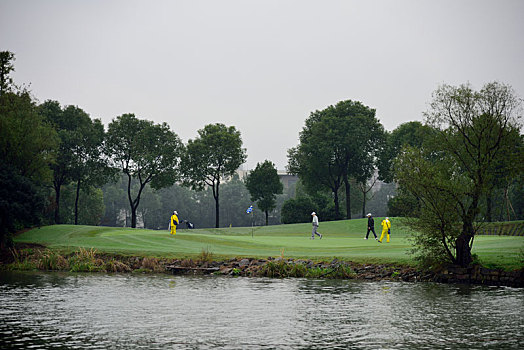 湖边高尔夫球场