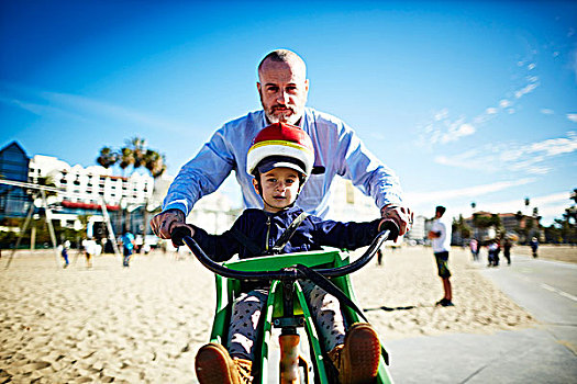 父亲,引导,儿子,自行车,海滩,布鲁克林,纽约,美国
