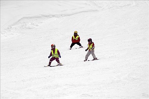 三个孩子,滑雪