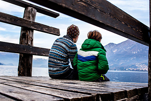 男孩,父亲,坐,湖岸,码头,后视图,科摩湖,伦巴第,意大利