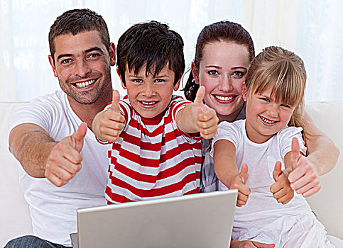 家庭,在家,笔记本电脑,竖大拇指