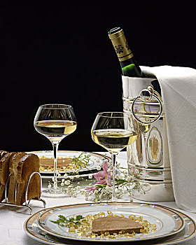 桌子,肝酱,盘子,玻璃杯,阿尔萨斯,白葡萄酒,瓶子