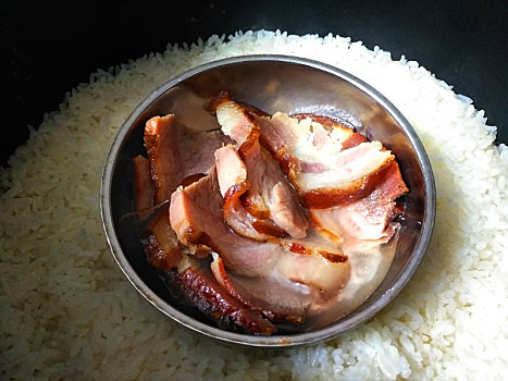 米饭蒸腊肉,腊肉