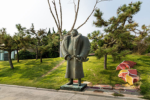中国山东省青岛雕塑园内古代人物雕塑