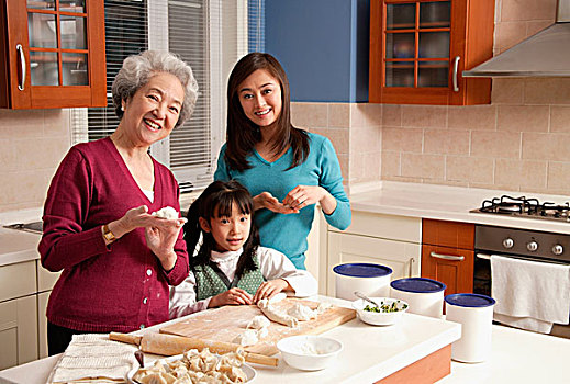 祖母,女儿,孙女,制作,饺子,厨房,看镜头