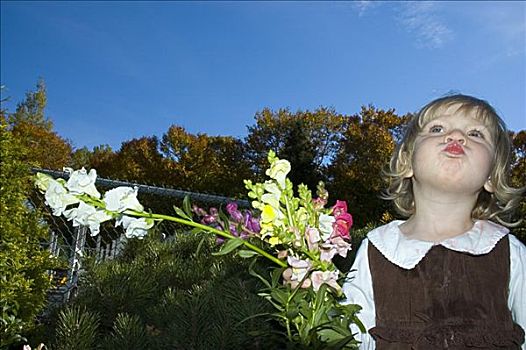 小女孩,户外,拿着,花