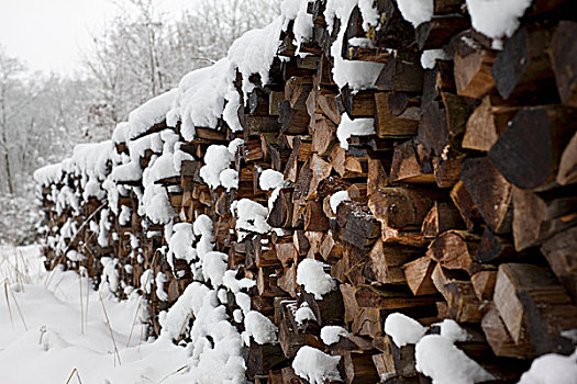 积雪,木堆