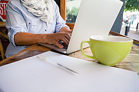 特写,老年,女人,工作,笔记本电脑,坐,桌子,咖啡