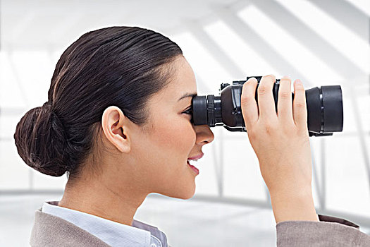 合成效果,图像,侧面视角,职业女性,看穿,双筒望远镜,宽敞,房间