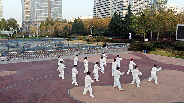 山东省日照市,市民早起晨练打太极拳,强身健体成公园里的一道风景