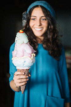 时髦,美女,蓝色,针织帽,拿着,大,冰淇淋蛋卷,浅,关注