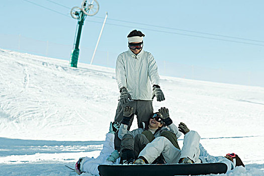孩子,滑雪板玩家,躺着,地面,男青年,站立,后面