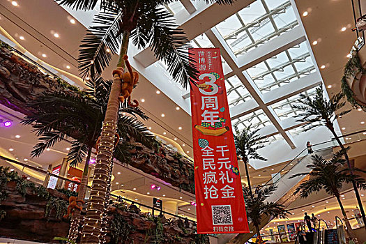 上海世博园商场内景观布置吸引众多消费者驻足