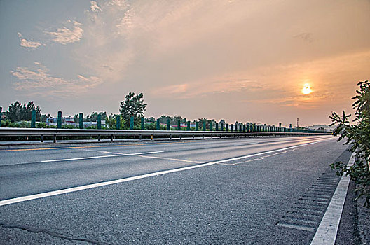 夕阳环境中空旷的高速公路