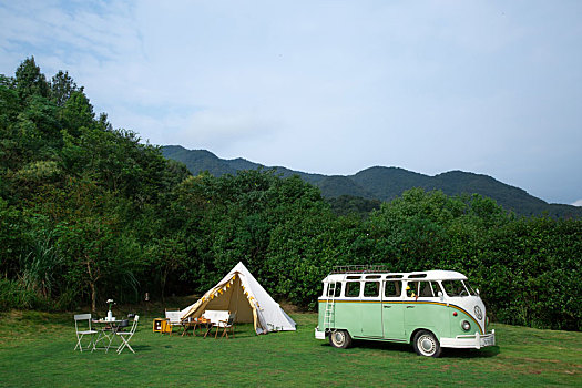 山里的度假地帐篷面包车
