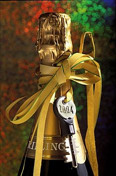 钥匙,储物柜,2004年,香槟酒瓶,五彩纸屑