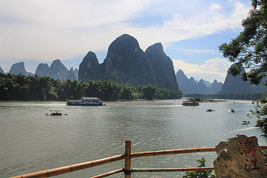 中国广西桂林阳朔漓江桂林山水与黄布倒影景观