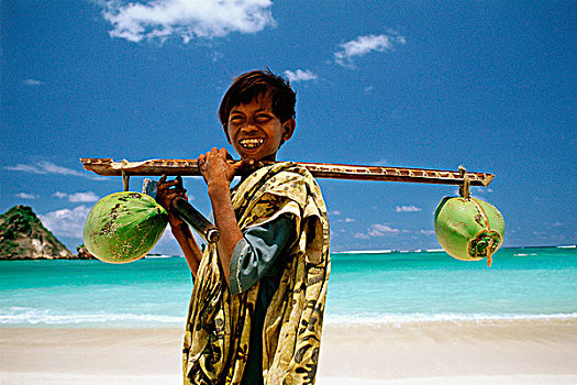 印度尼西亚,龙目岛,男孩,销售,椰子,海滩
