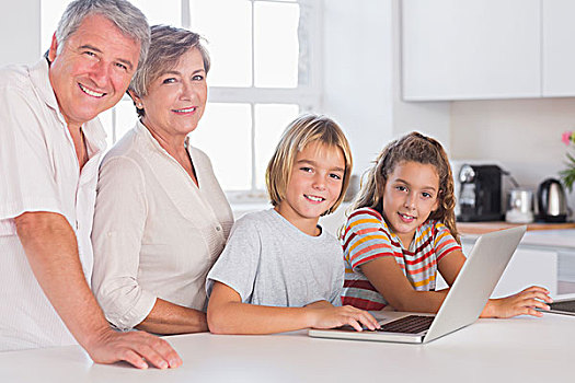 祖父母,孩子,看镜头,一起,笔记本电脑,正面,厨房