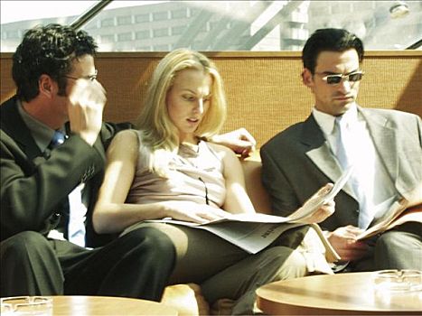 两个男人,坐,女人,金发,深色头发,经理,女性,同事,银行人士,雇员,墨镜,报业,桌子,人,读,金融,股价,分析