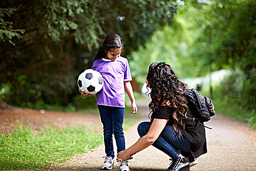 母亲,系鞋带,女儿,拿着,足球