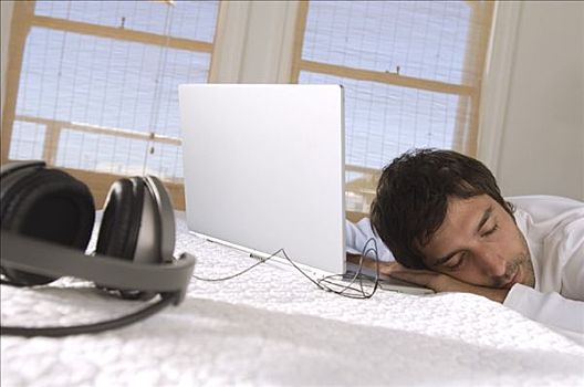 男青年,睡觉,正面,笔记本电脑