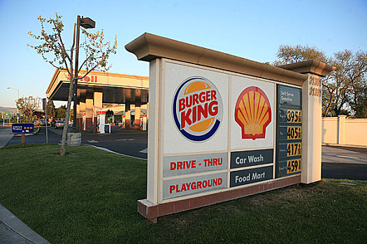 美国,旧金山一个加油站的油价指示牌