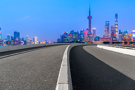 城市道路和上海陆家嘴建筑群夜景