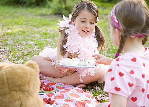 女孩,坐,花园,草地,穿,粉色,羽巾,给,杯形蛋糕,朋友
