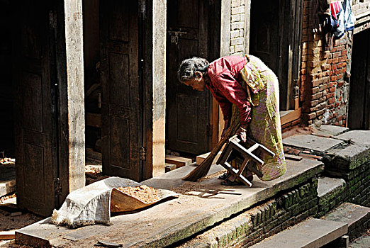 女人,传统服饰,打扫,巴克塔普尔,加德满都山谷,尼泊尔,亚洲