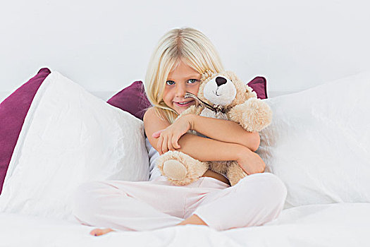 小女孩,搂抱,泰迪熊,床