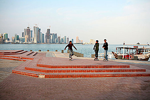 男孩,娱乐,滑旱冰,滨海路,多哈,卡塔尔,新,高层建筑,西部,湾,地区,天际线,后面