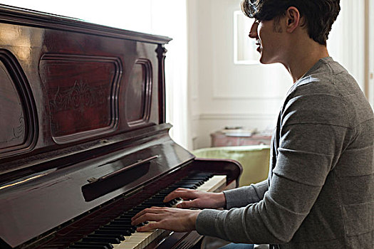 男青年,演奏,钢琴