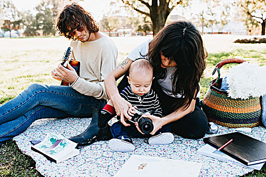 情侣,婴儿,野餐毯,公园
