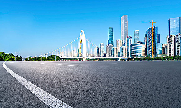 前景高速公路沥青路面的城市建筑商业大厦写字楼
