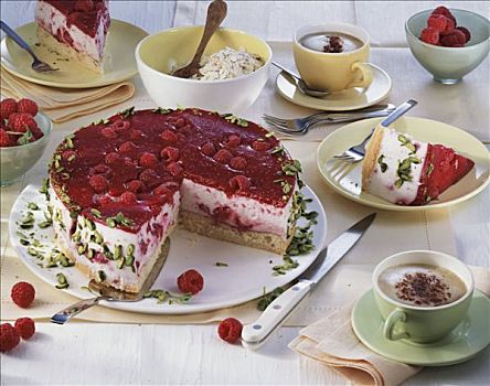 树莓蛋糕,开心果,卡布奇诺