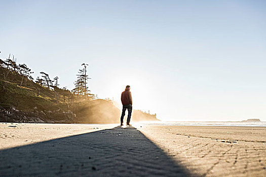 男人,向外看,长滩,日出,环太平洋国家公园,温哥华岛,不列颠哥伦比亚省,加拿大