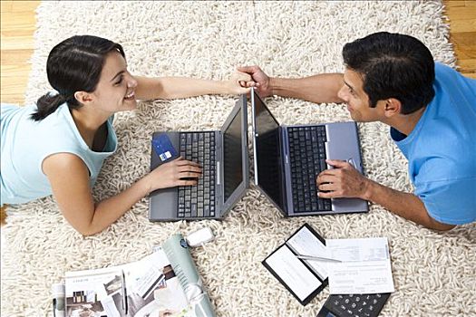 男人,女人,躺着,地毯,笔记本电脑