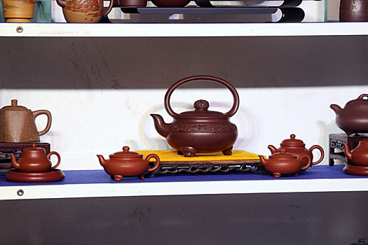 山东省日照市,茶博会盛大开幕,各类紫砂壶茶具琳琅满目让人大开眼界
