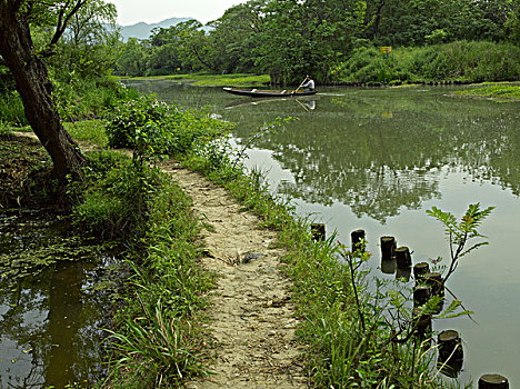 乡间田埂泥路