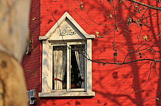 红房子的欧式窗户