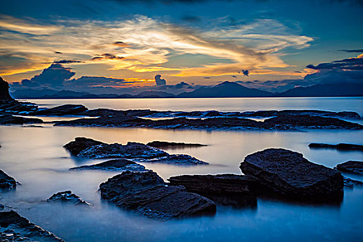 香港东平洲海边的礁石